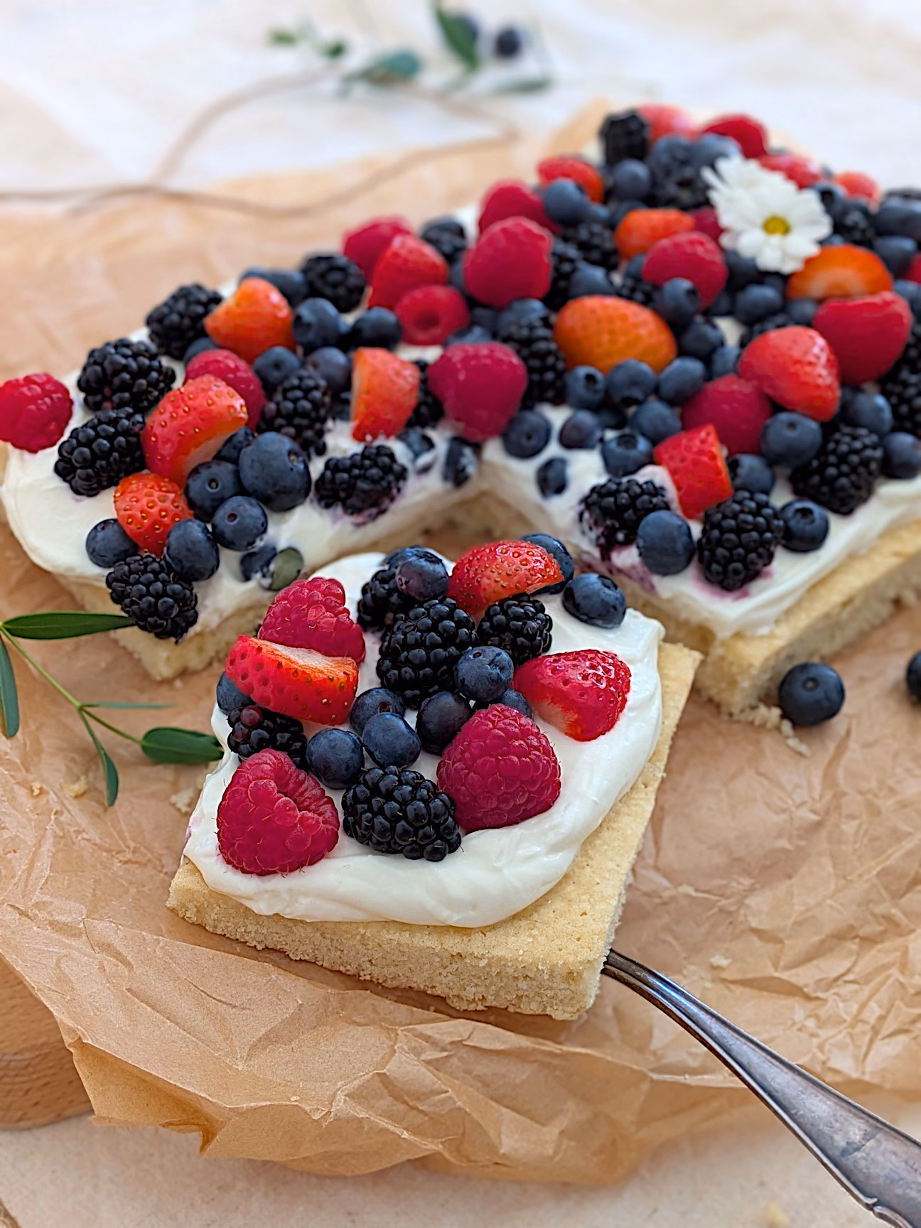 Sommer Blechkuchen Rezept mit Beeren